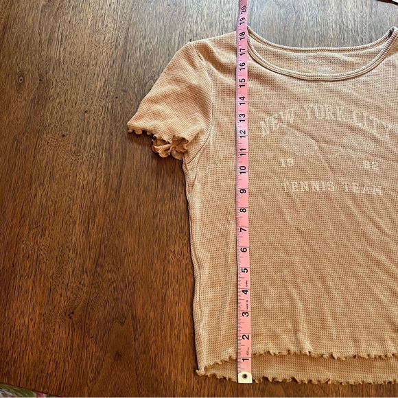American Eagle Waffle Crop NYC New York City Tan Stretch Baby Tee Size M - Picture 10 of 12